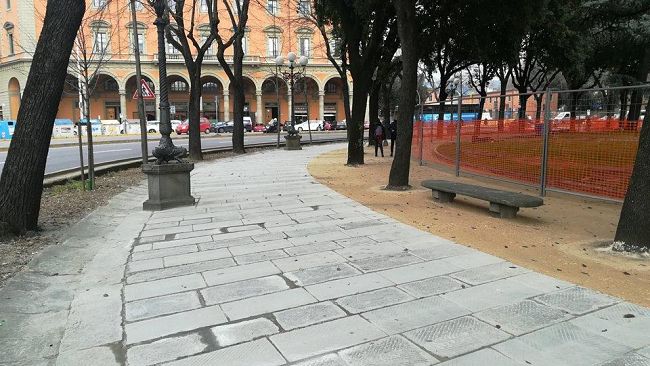 Libertà, spunta una panchina: una piazza, non più una rotonda