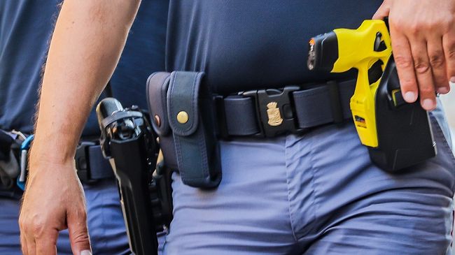 Taser ai vigili di Firenze: raccolta firme della Lega
