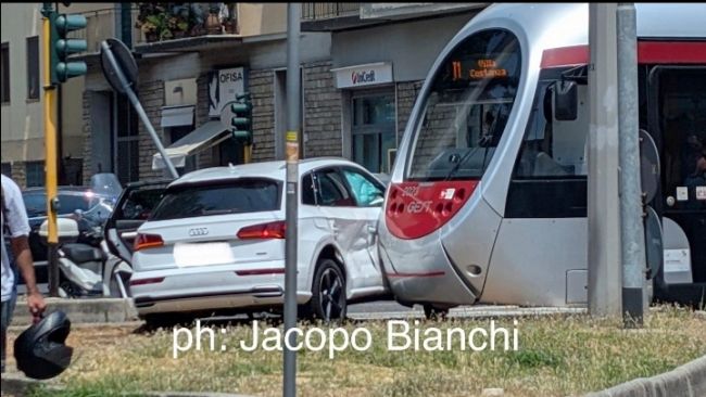 piazza-batoni-incidente-oggi-auto-tramvia