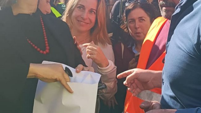 ​Piazze in fermento e spaccatura politica