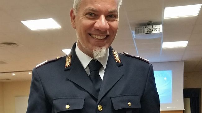 Poliziotto libero dal servizio salva anziano dall'incendio della casa