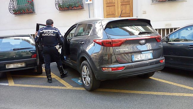 Occupa uno spazio riservato ai disabili: l'auto risulta rubata