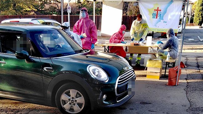Covid: tamponi al Galluzzo, lunghe code nel pomeriggio in viale Tanini 