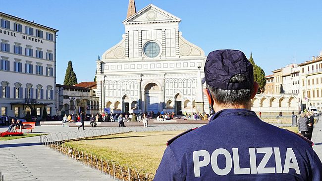 Coppia tenta di borseggiare anziane in centro