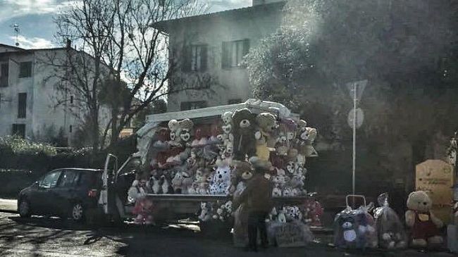 Blitz anti abusivismo all’Isolotto: oltre 200 oggetti sequestrati e un venditore denunciato