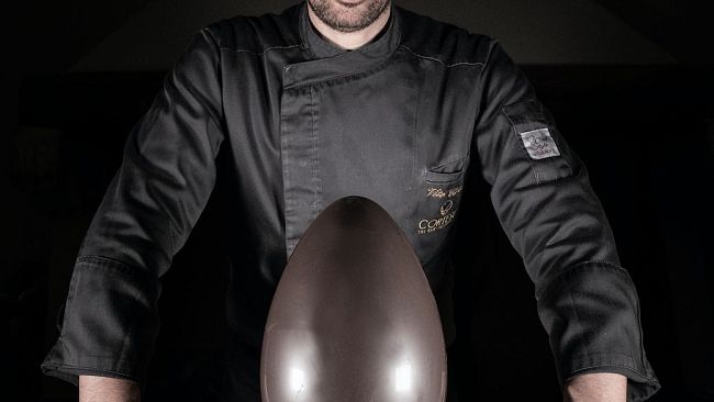 Uova artigianali con cioccolato crudo e dentro preziosi gioielli