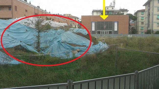 Compleanno Biblioteca Luzi, Firenze porta in dono un mucchio di terra