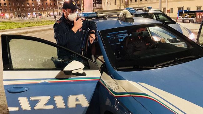 Polizia, notte di controlli: identificate oltre 200 persone