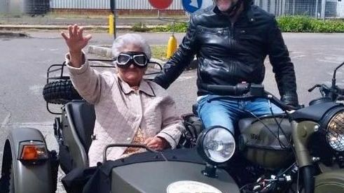 Appena operata al cuore a 101 anni va in sidecar