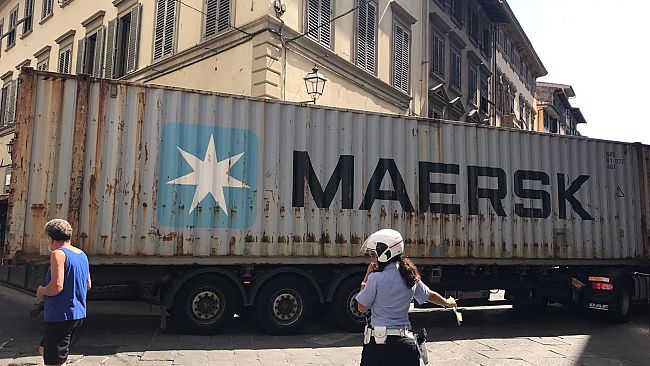 ​Tir sbaglia strada e si blocca in via Ghibellina