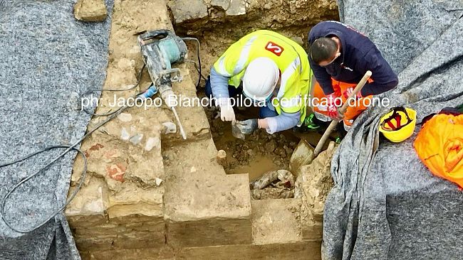 scavi-in-piazza-beccaria-si-cercano-altri-pali-di-fondazione