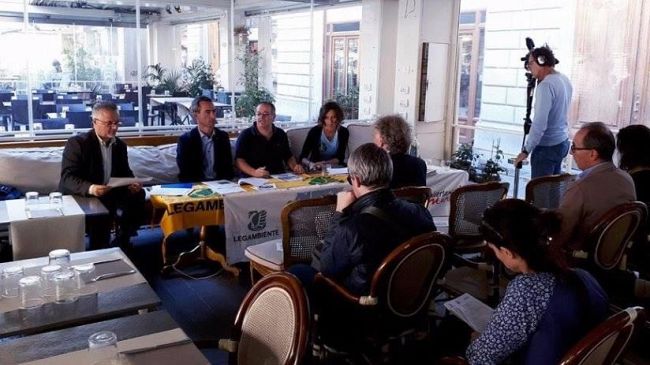 Vele Spiegate di Legambiente: spiagge belle con troppi rifiuti