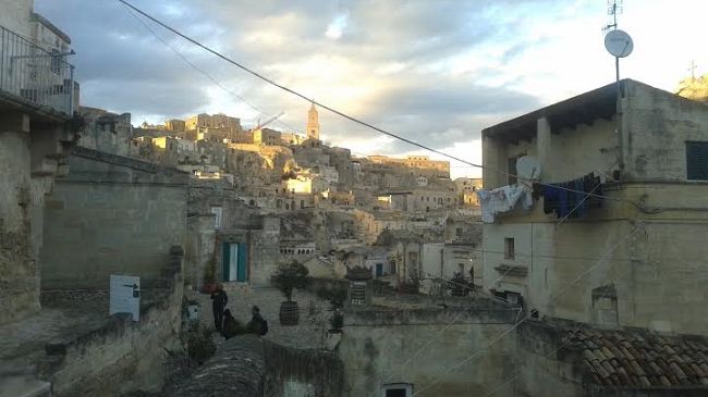 Capitale della Cultura ha battuto Siena e Pisa, a Matera Magi cover e parabole