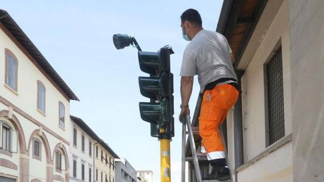Lavori a un impianto semaforico in viale Strozzi