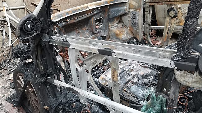 Lungarno Colombo: tre auto completamente distrutte