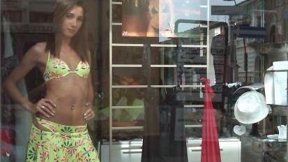 Trenta bellissime ragazze in vetrina