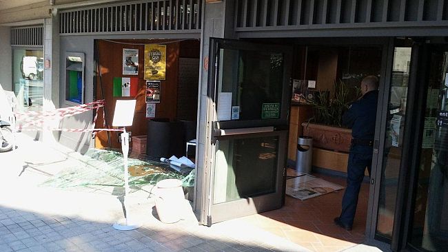 Rapina a Tavarnuzze, ma la 'spaccata' è involontaria