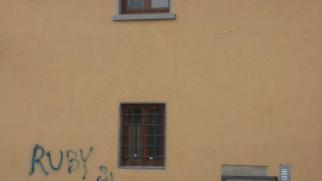 Atto vandalico alla sede di Rifondazione