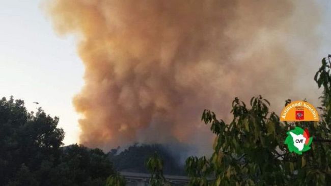 Incendio a Massarosa: 3 case in fiamme, evacuate 40 persone