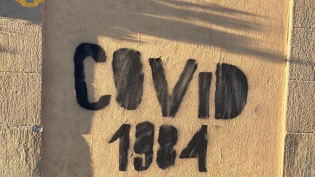 Scritte no vax a Firenze: denunciate due ragazze di 17 anni