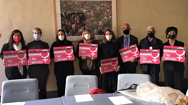 Cartelloni antiviolenza a Vaiano e Montemurlo