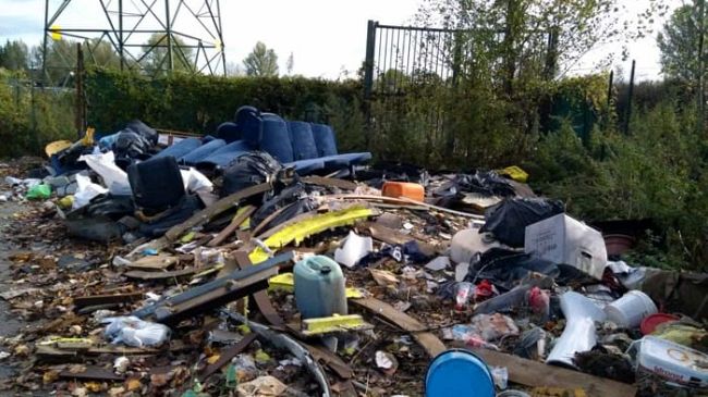 Abbandono dei rifiuti: dal centro dei cassonetti alla periferia delle discariche