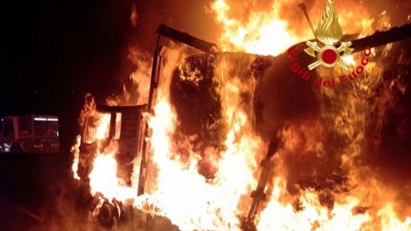 Autosole, a fuoco camion pieno di carta 