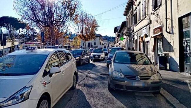 Lavori in via Bolognese, code e polemiche
