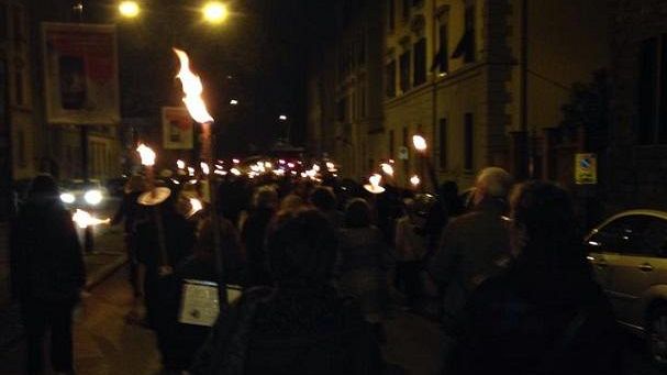 Tramvia, fiaccolata in severità e malcontento a cavallo
