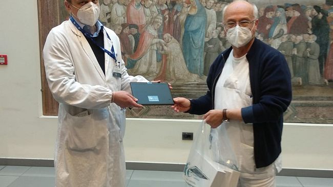 Pazienti videochiamano i familiari grazie ai 10 tablet donati da FILE