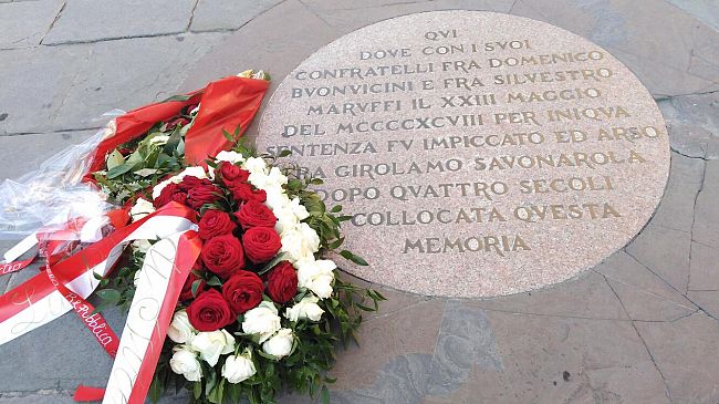 Fiori per il Savonarola in piazza Signoria