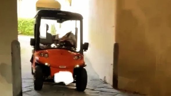 'Un caddy elettrico nel Cimitero di San Miniato'