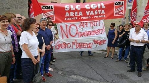 Sciopero e presidio Cgil alla Mondadori di Firenze: contro i trasferimenti a Milano