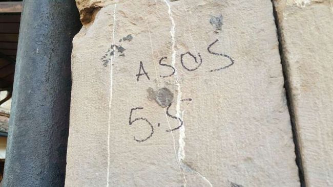 ​Scrive sul Ponte Vecchio, denunciato dalla Polizia Municipale