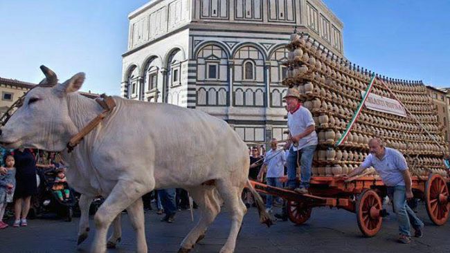 Il Carro Matto con 1500 fiaschi di vino torna a Firenze il 28 settembre