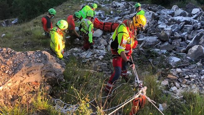 Cade in un ravaneto, soccorso in cava a Monte Brugiana