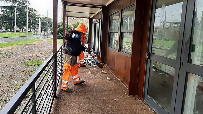 Viale Rosselli, sgomberata pensilina-dormitorio