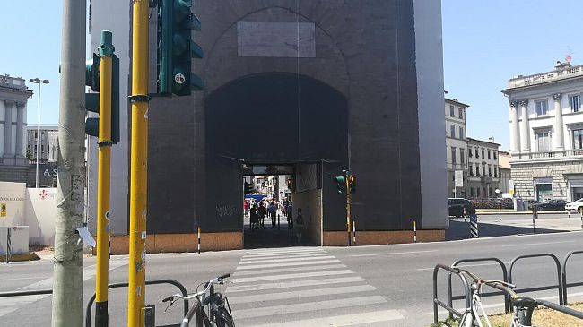 G20 agricoltura, porte storiche illuminate di blu 