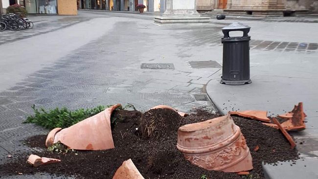 Altre due fioriere distrutte dai vandali