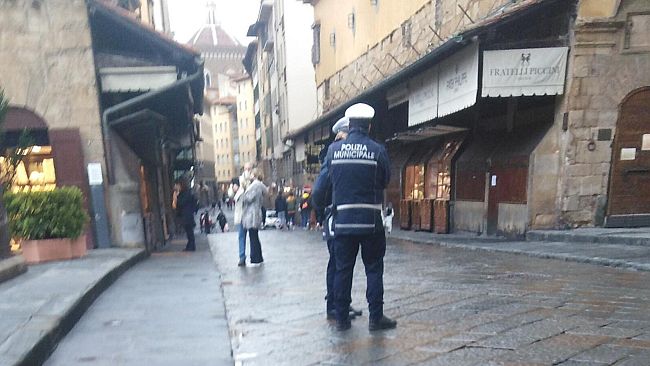 Truffa con il 'gioco delle tre carte', multe e un allontanamento