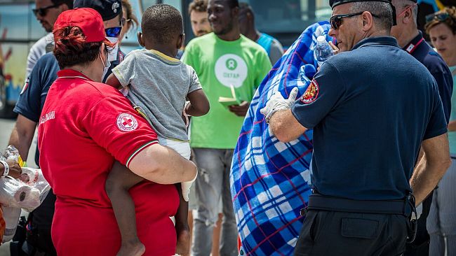 Arrivati a Carrara i 196 migranti della Open Arms