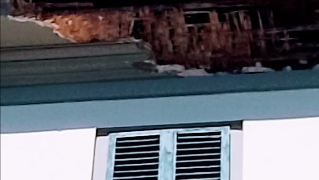 Paura in piazza Sant'Ambrogio, crollato grosso cornicione 