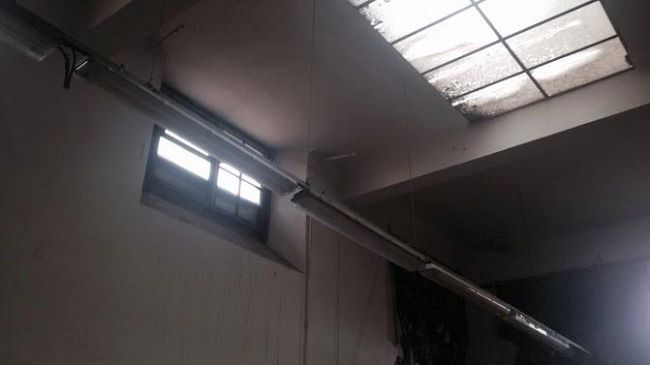 Firenze la Scuola cade a pezzi: muffa, pavimenti e vetri rotti