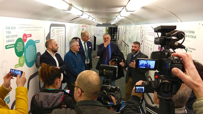 treno-verde-di-legambiente-e-ferrovie-dello-stato-italiane-ad-arezzo