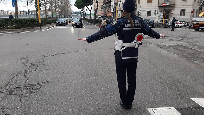 Ragazzini sfrecciano su scooter rubato: hanno meno di 14 anni
