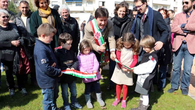 Via Zucchi: giochi, area cani e pavimento in gomma riciclata per il giardino