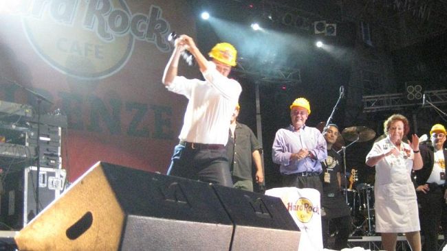 Hard Rock Café in piazza della Repubblica con i padrini del punk rock