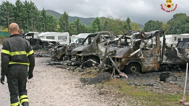 Livorno: violento incendio in un rimessaggio per camper e roulotte