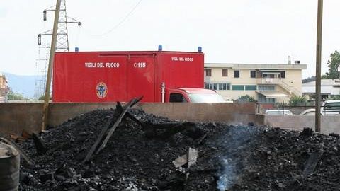 A fuoco un capannone, ingenti i danni