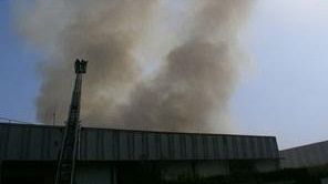 Incendio aziende tessili a Prato in via del Ferro